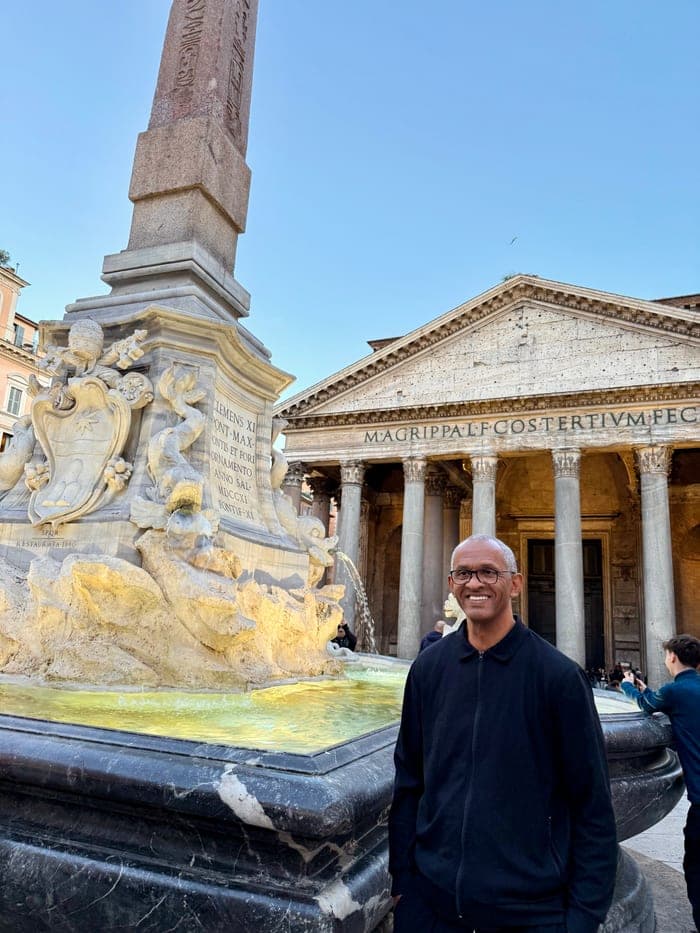Marcelo em frente ao Panteão, em Roma