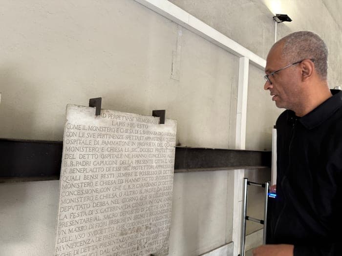 Marcelo lendo inscrições antigas em pedra